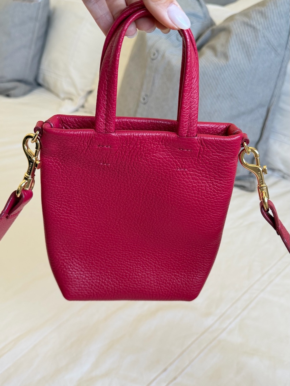 Cuyana Easy Phone Tote Raspberry - Picture 3 of 6